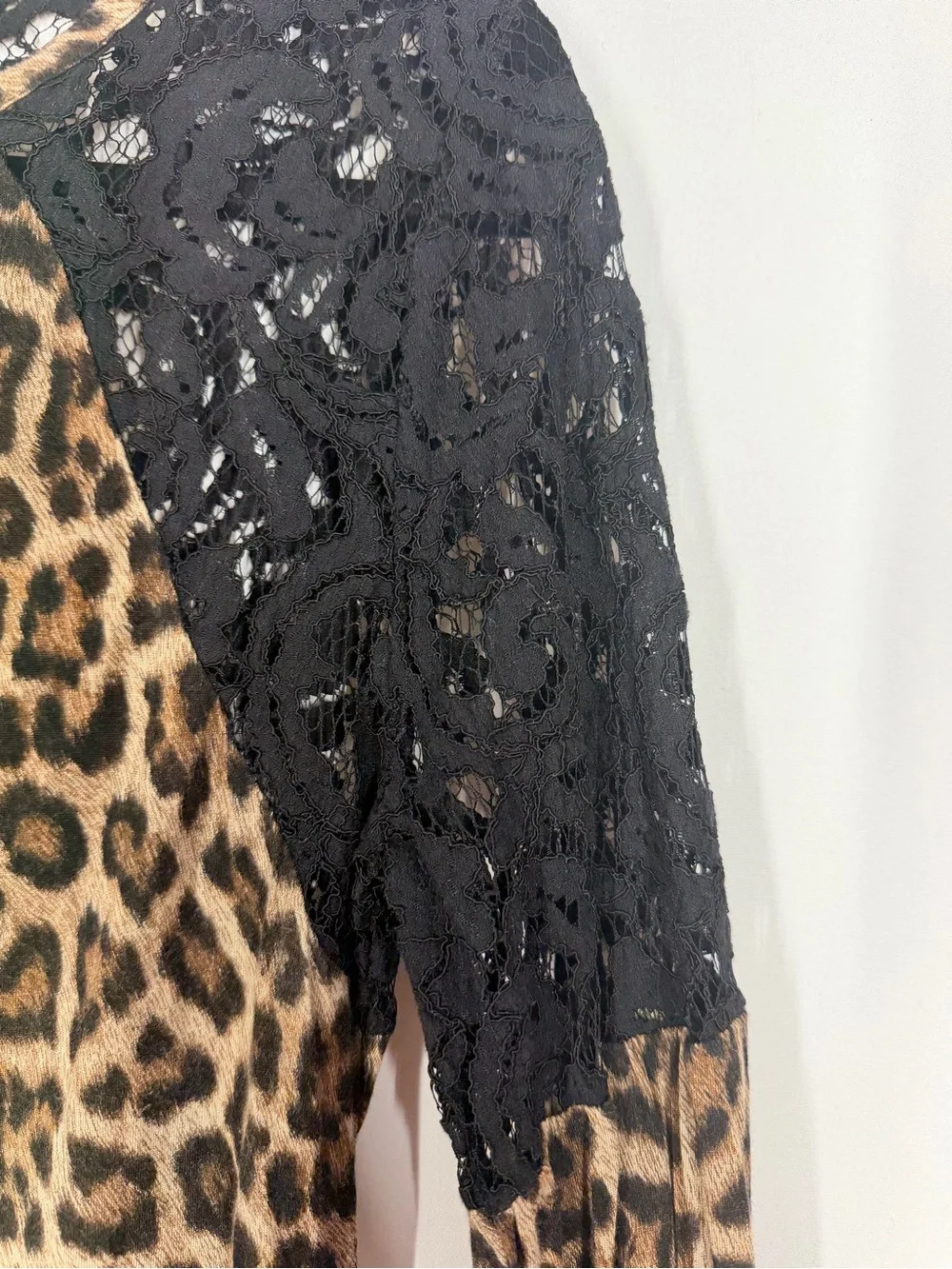 Michael Kors Leopard Print Long Sleeve Top with‎ Black Lace Raglan - Picture 3 of 5